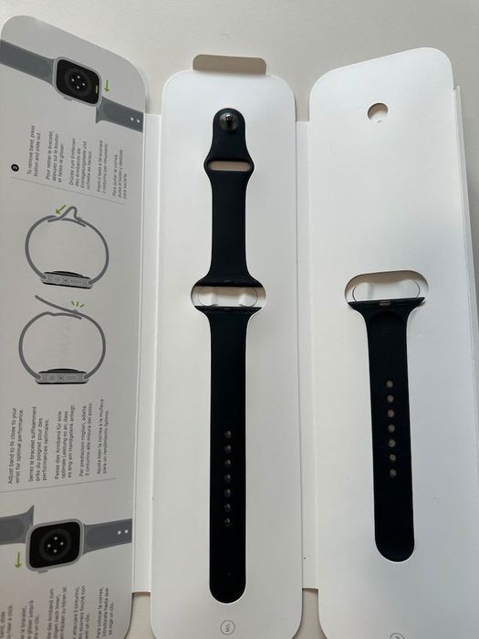 Apple Watch Series 7 45mm Midnight Black com bracelete desportiva