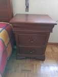 Mesa de cabeceira em castanho