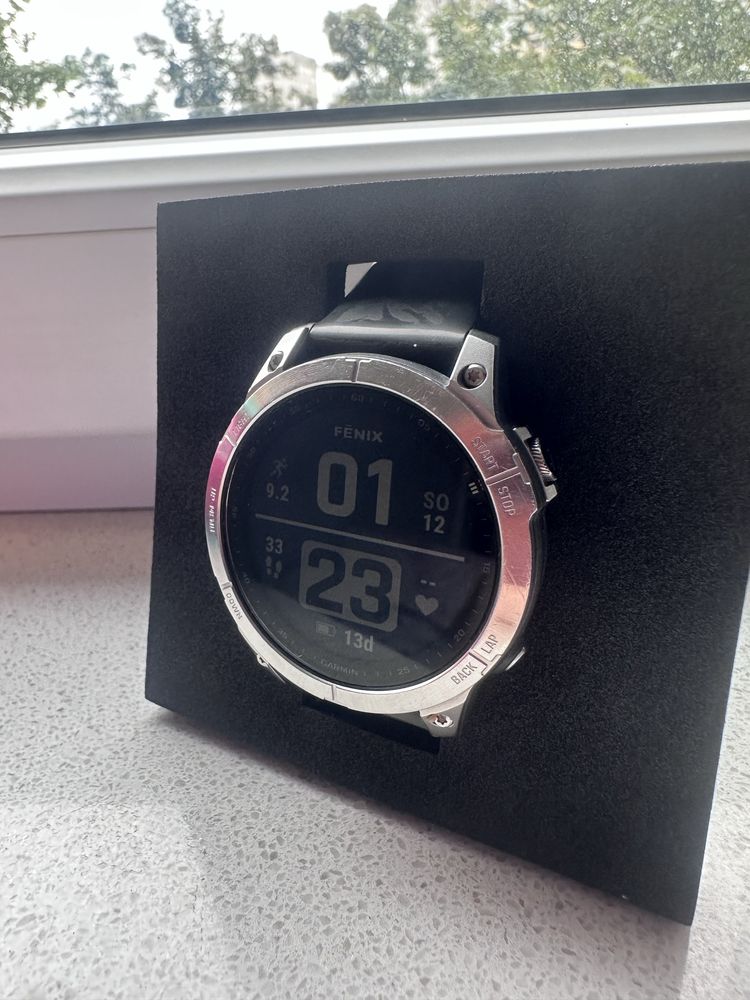 Smartwatch Garmin Fenix 7 srebrny z grafitowym paskiem