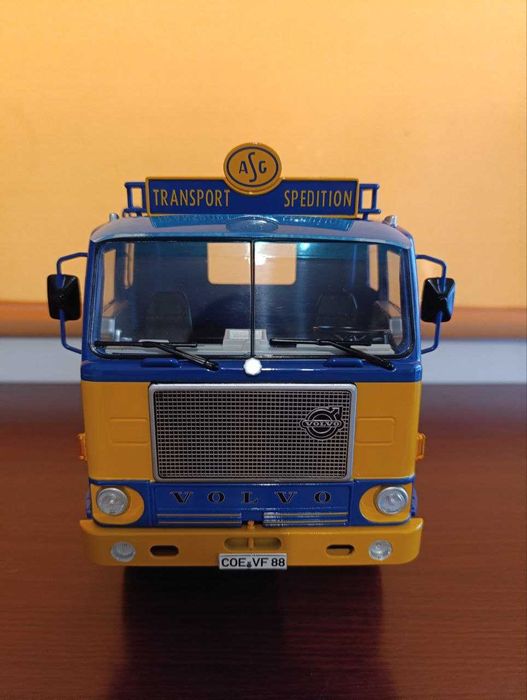 Модель автомобіля 1:18 RoadKings Volvo F88 Truck ASG 1965 Blu