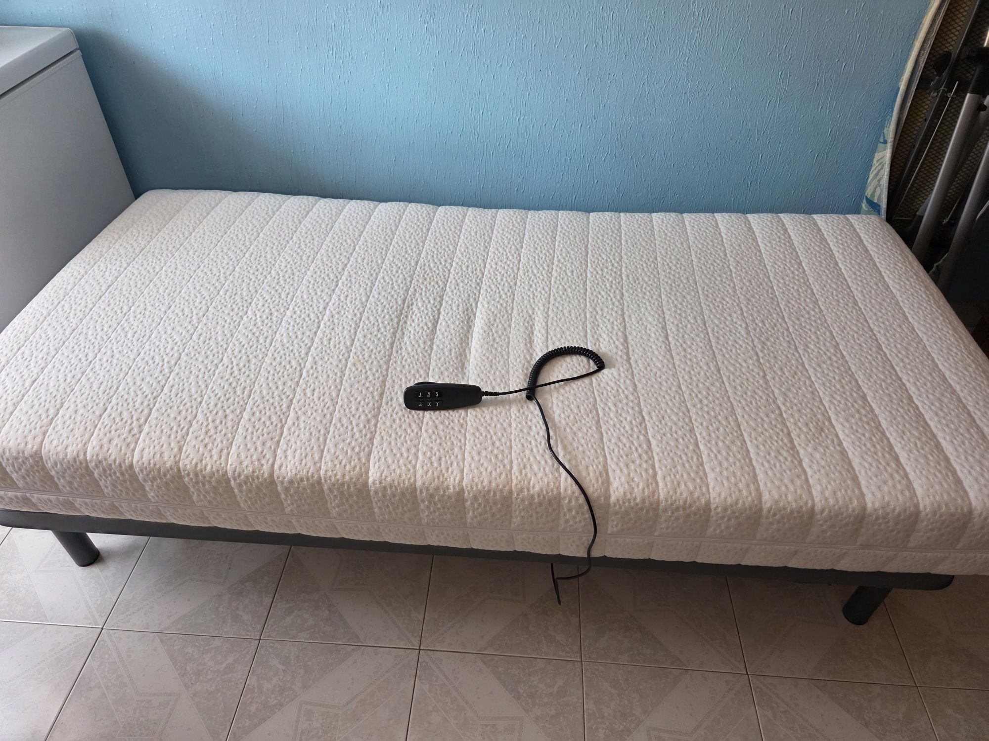 Cama articulada elétrica com 3 meses de uso.