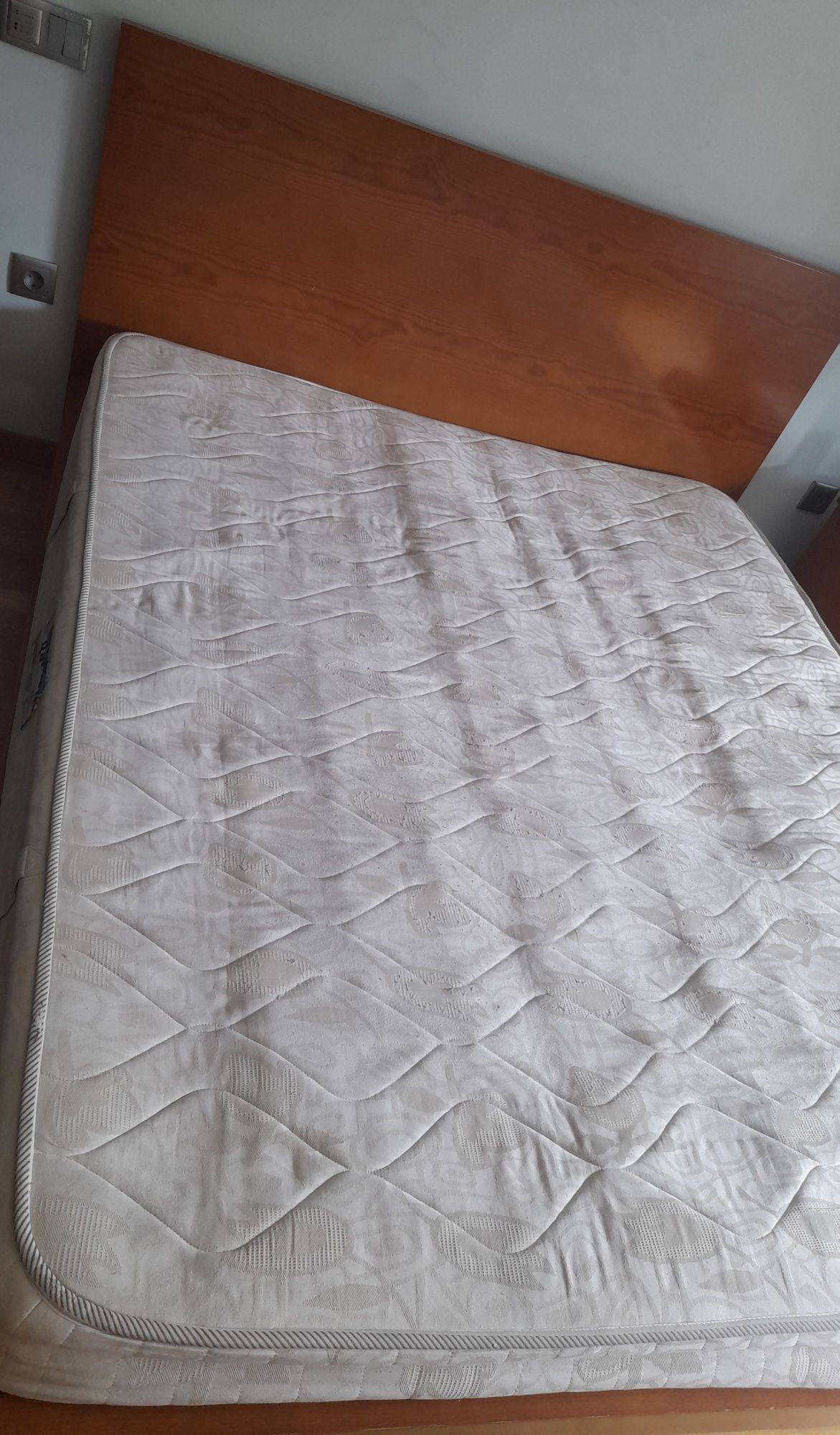 Cama casal 195x160 com estrado e colchão