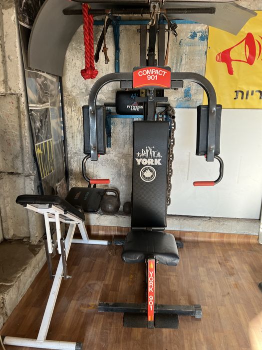 Тренажер, штанга, мішок для боксу