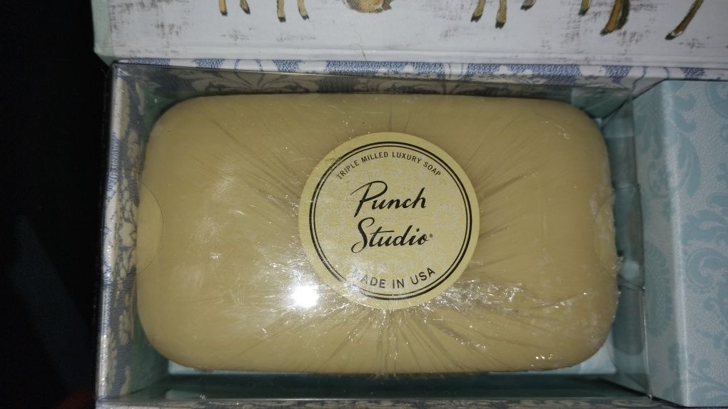 Mydło Punch Studio USA, zimowe mydełko w pudełku z pozytywką