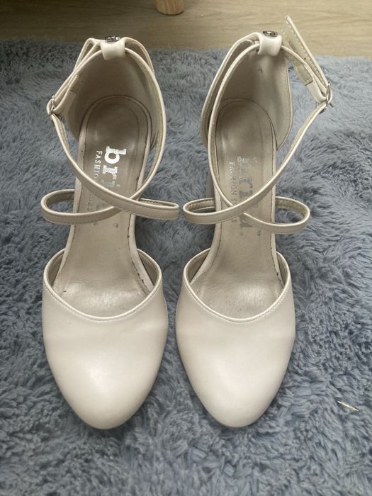 Buty ślubne na słupku