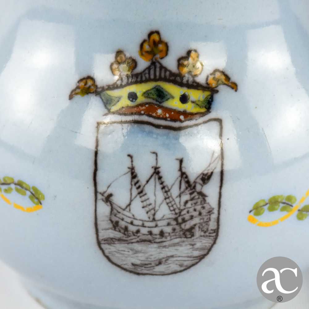 Jarro / Caneca em faiança da Fábrica da Torrinha com brasão