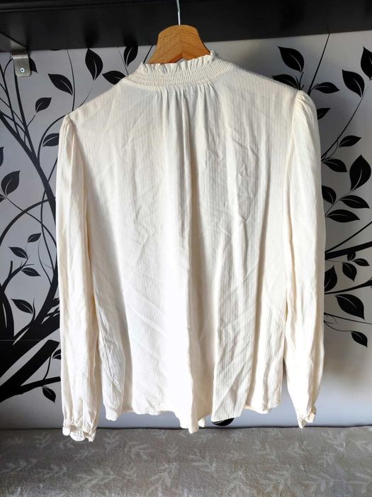 Jasna, elegancka bluzka wiązana pod szyją