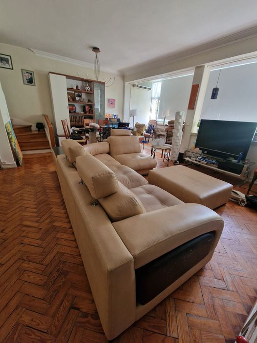 Sofá em pele bege e preto em L