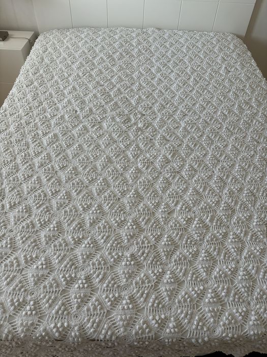 Colcha de renda branca feita a mao, medidas: 2,08m x 1, 95 m