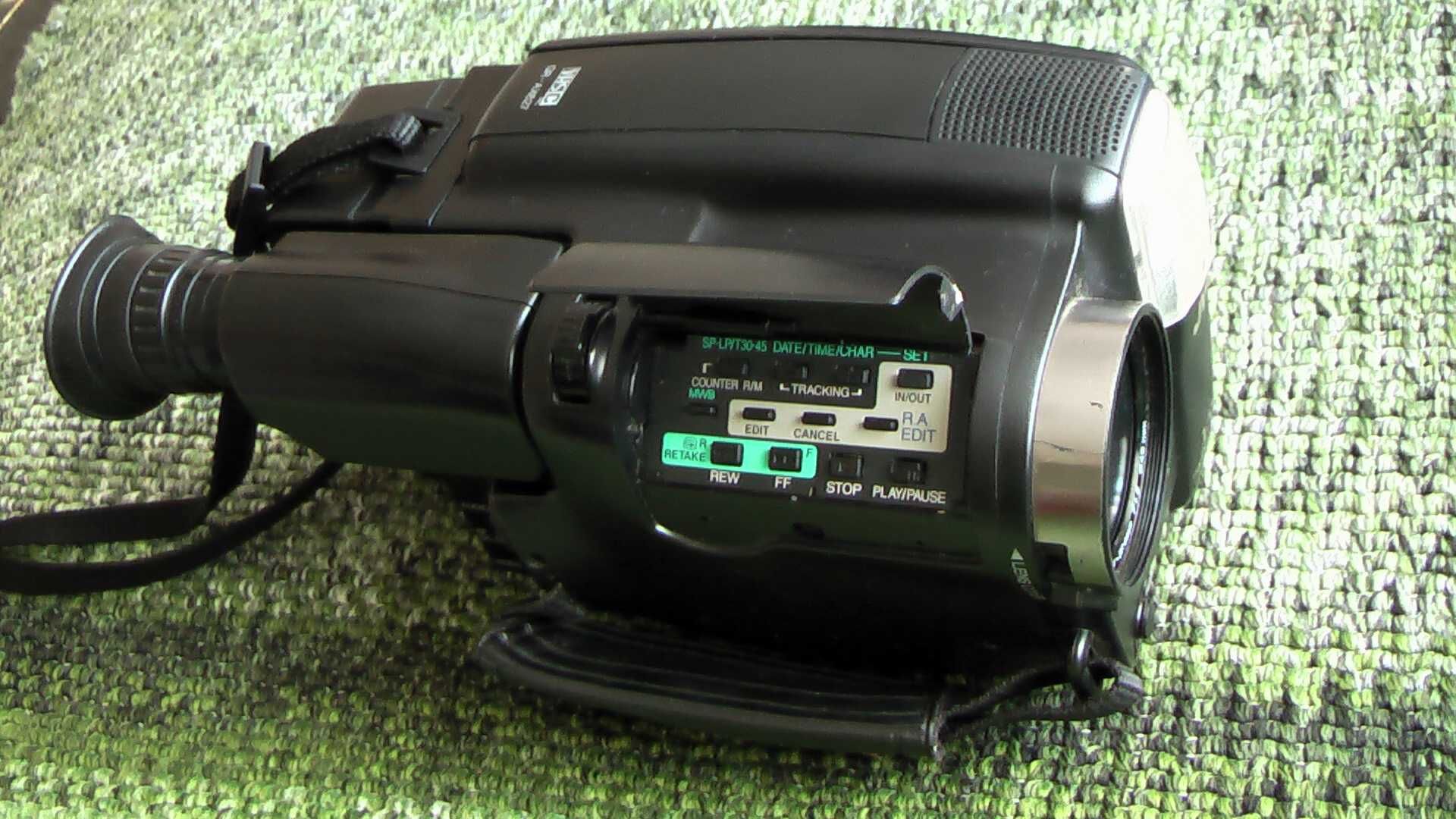 Відеокамера JVC GR-AX627E