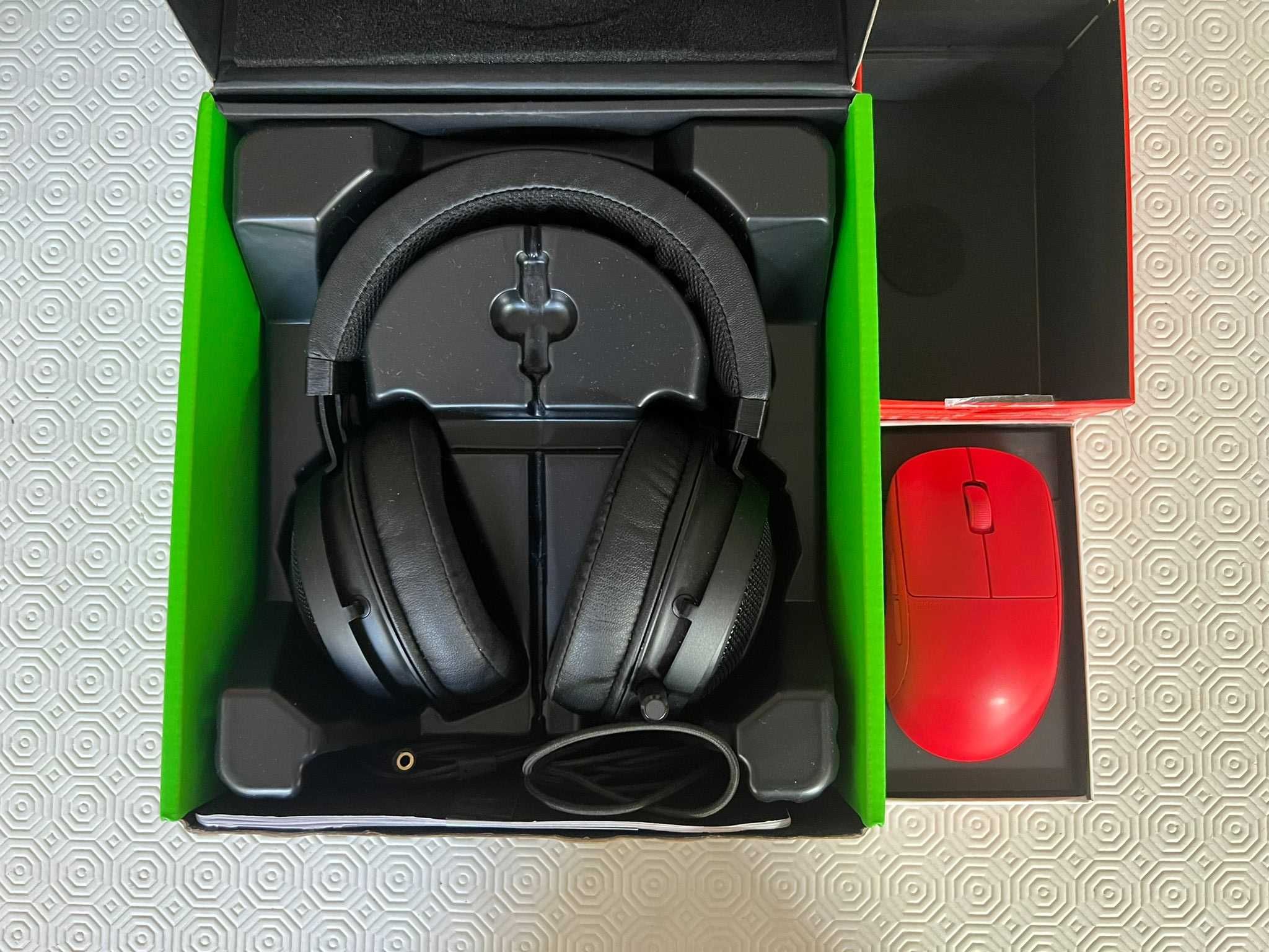 Pulsar X2 (RED LIMITED EDITION) + Razer Kraken 7.1 V2