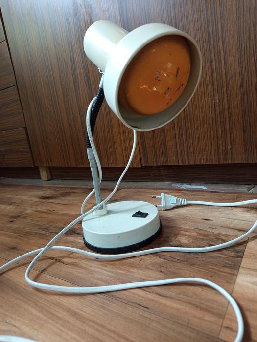 Biała lampka na biurko