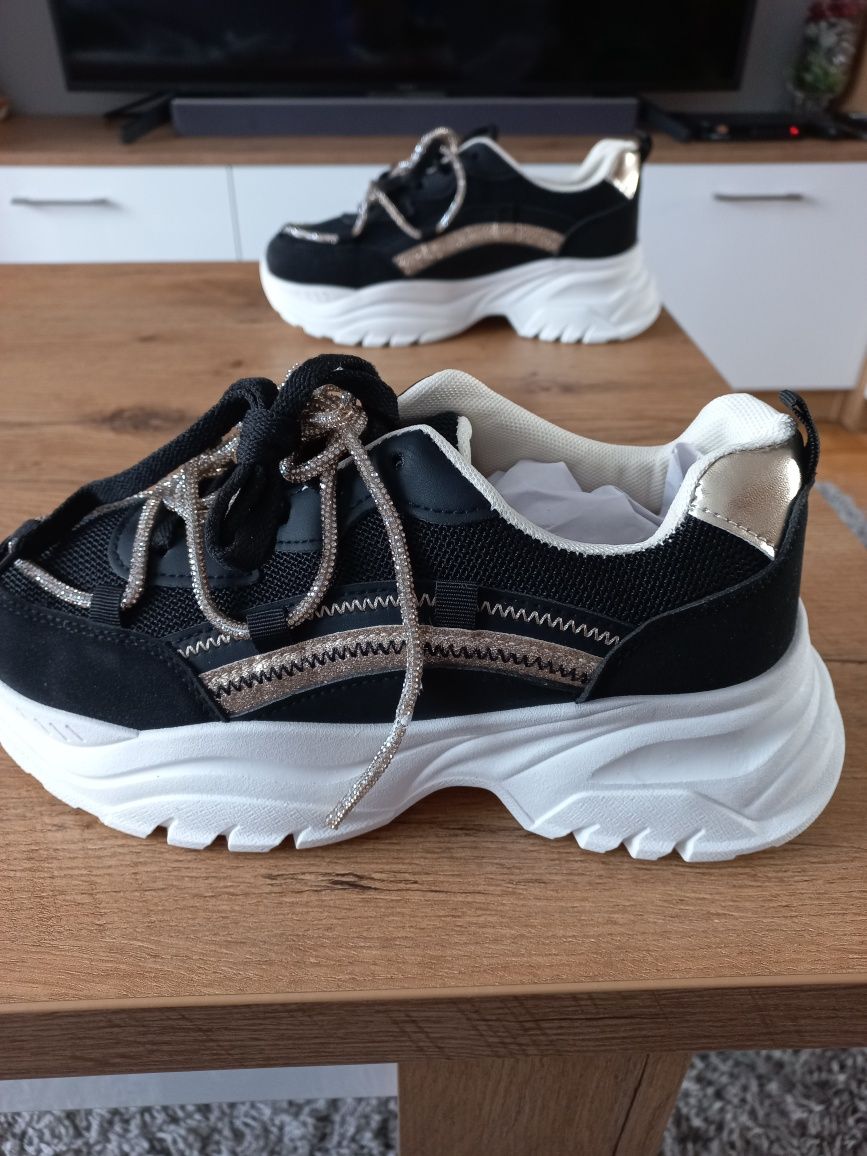 Buty sportowe na koturnie