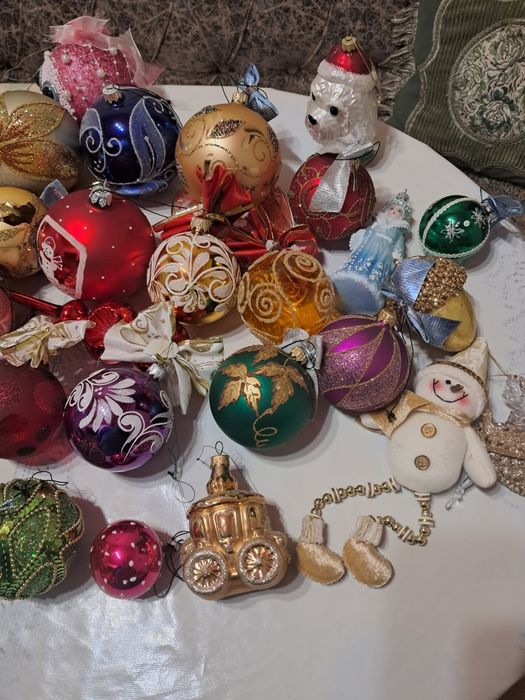 Продаётся искусственная красивая ёлка 1.80 высота с  игрушками, шары с