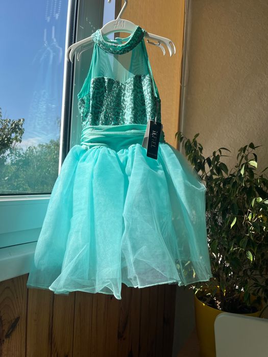 Продам дитячу сукню для виступів.