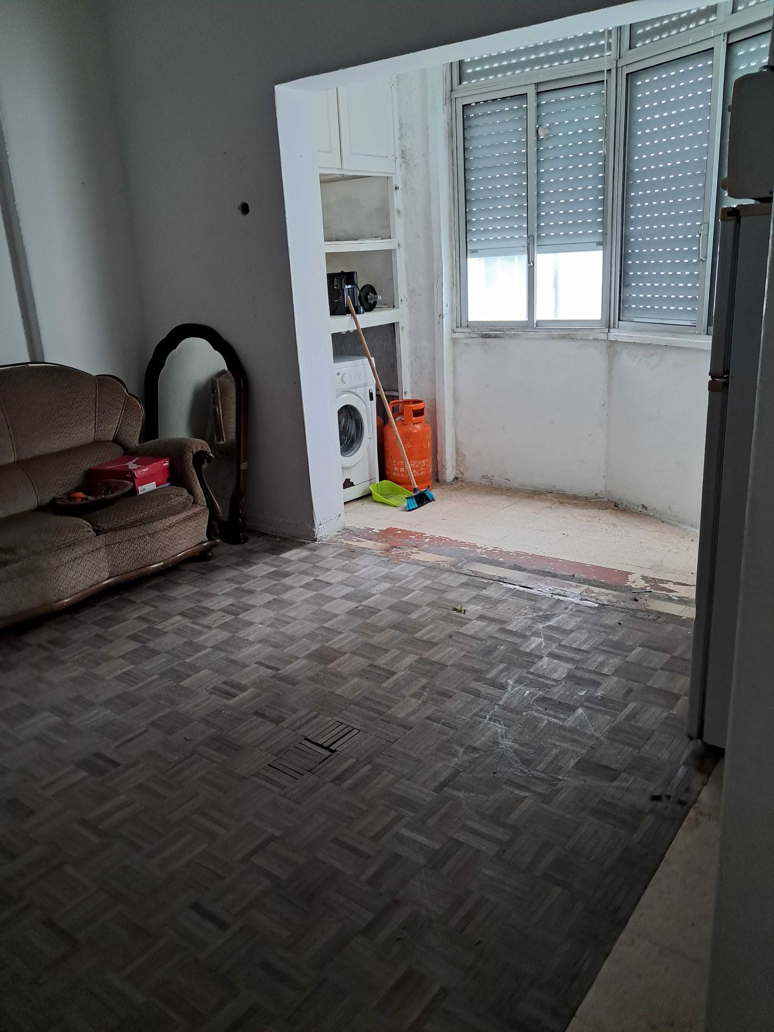 Vende-se Apartamento T1 Av Antonio Sergio PARA REMODELAR