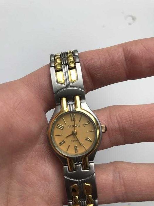 Годиник Gucci з аналоговим циферблатом