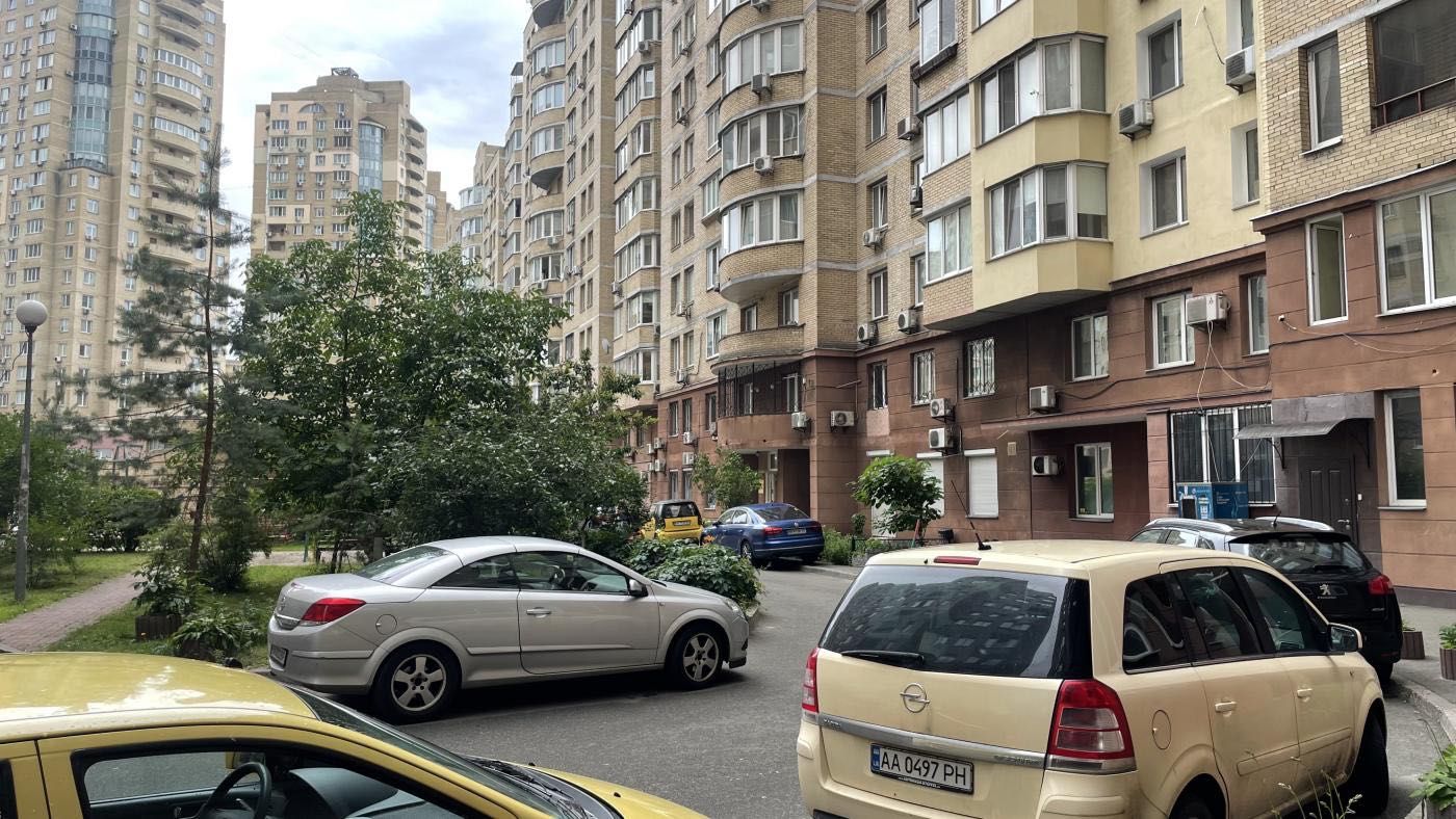 Простора квартира з ремонтом в чудовій локації. Сучасний будинок 2005р