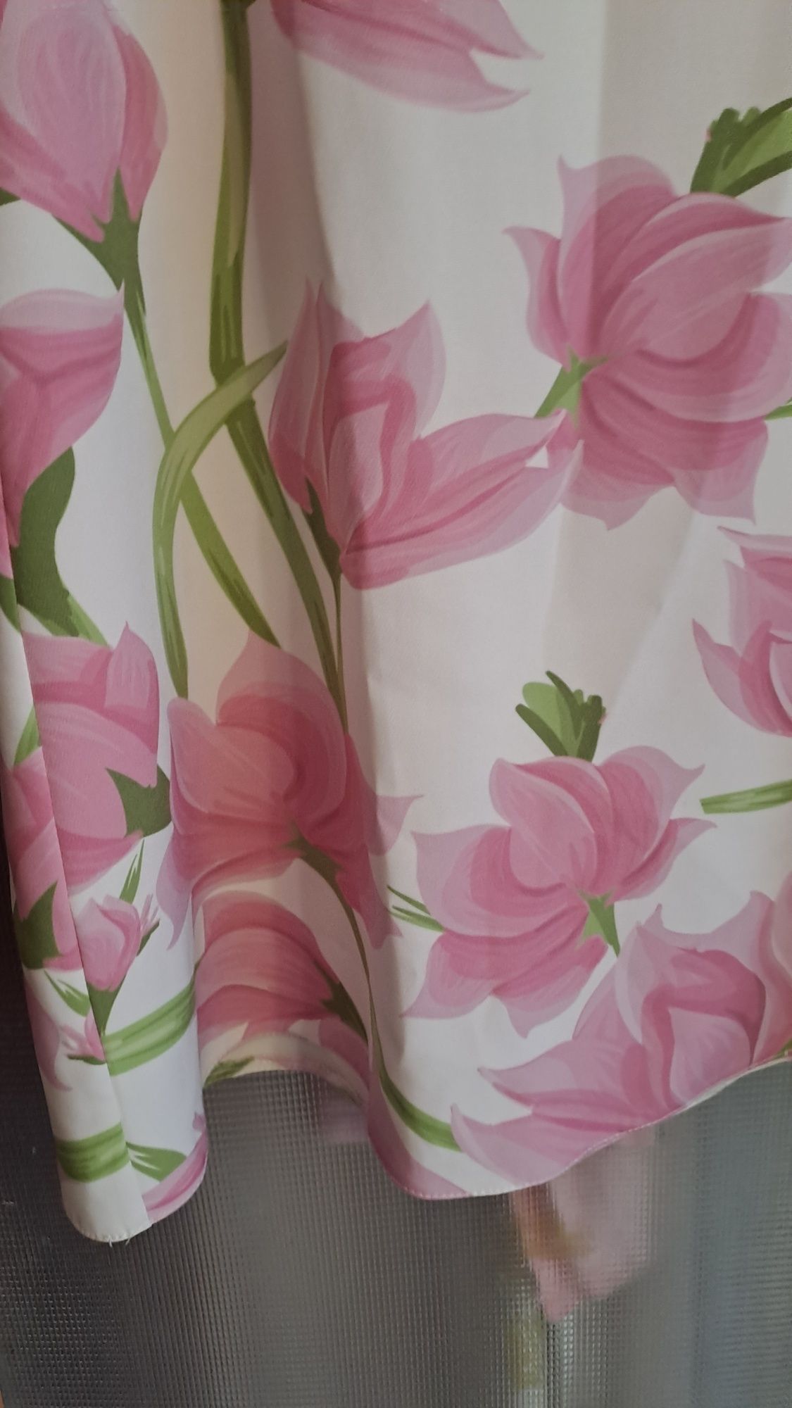 Elegancka sukienka w kwiaty