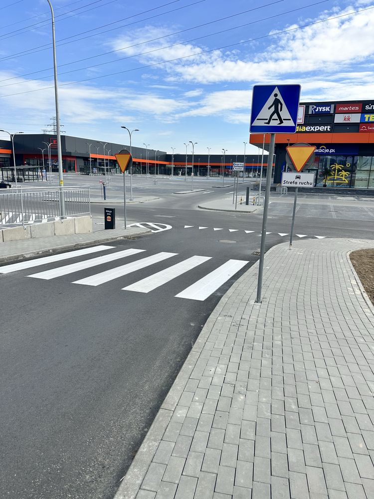 Oznakowanie poziome malowanie parkingów linii pasów miejsc magazyny