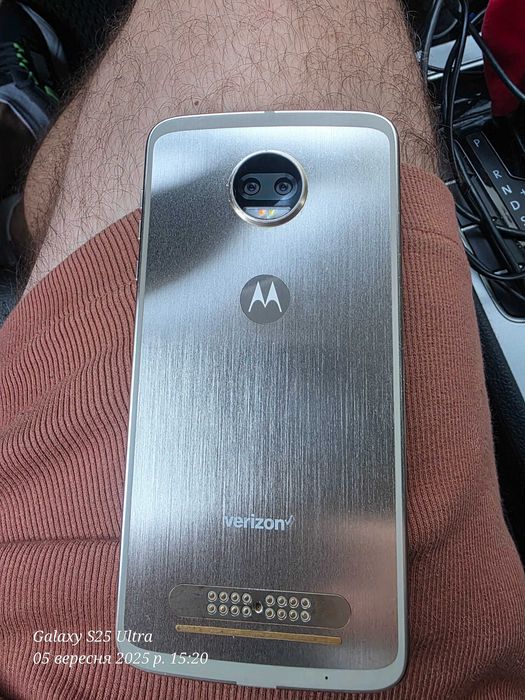 Продам motorola moto z2 force
