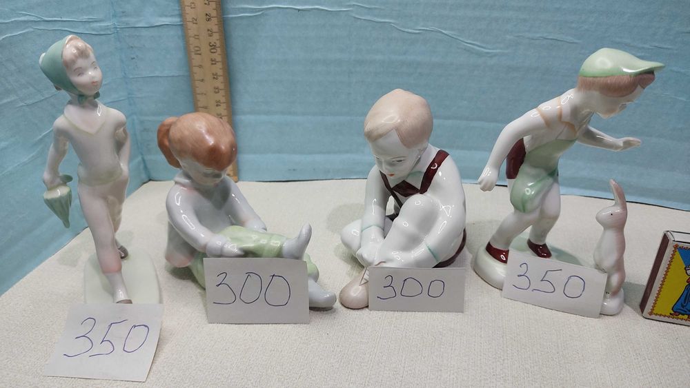 Статуэтка Девочка  одивает штаны и другие Венгрия 1960 годы