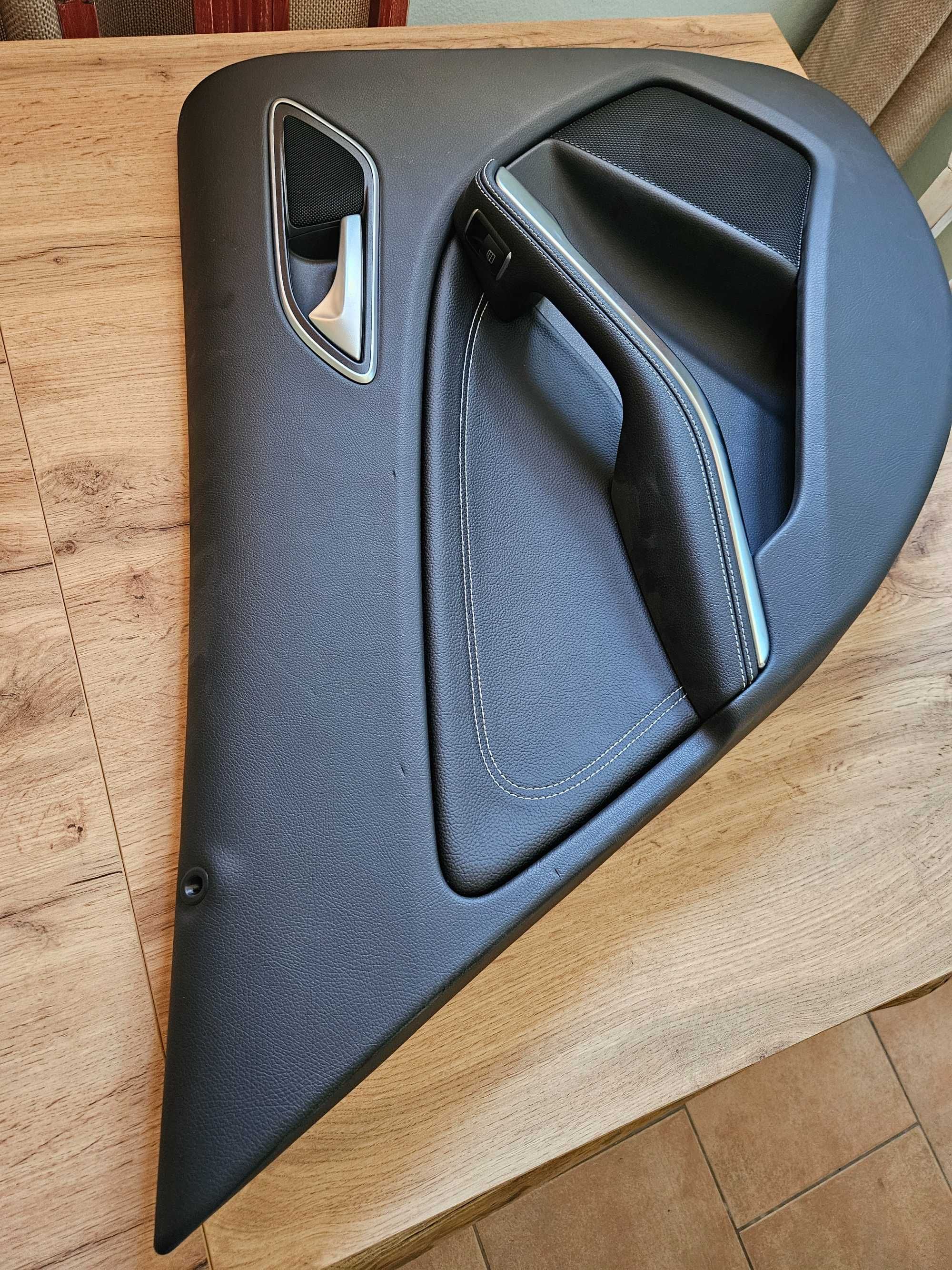 Forra porta de trás esquerda - Mercedes GLA 220