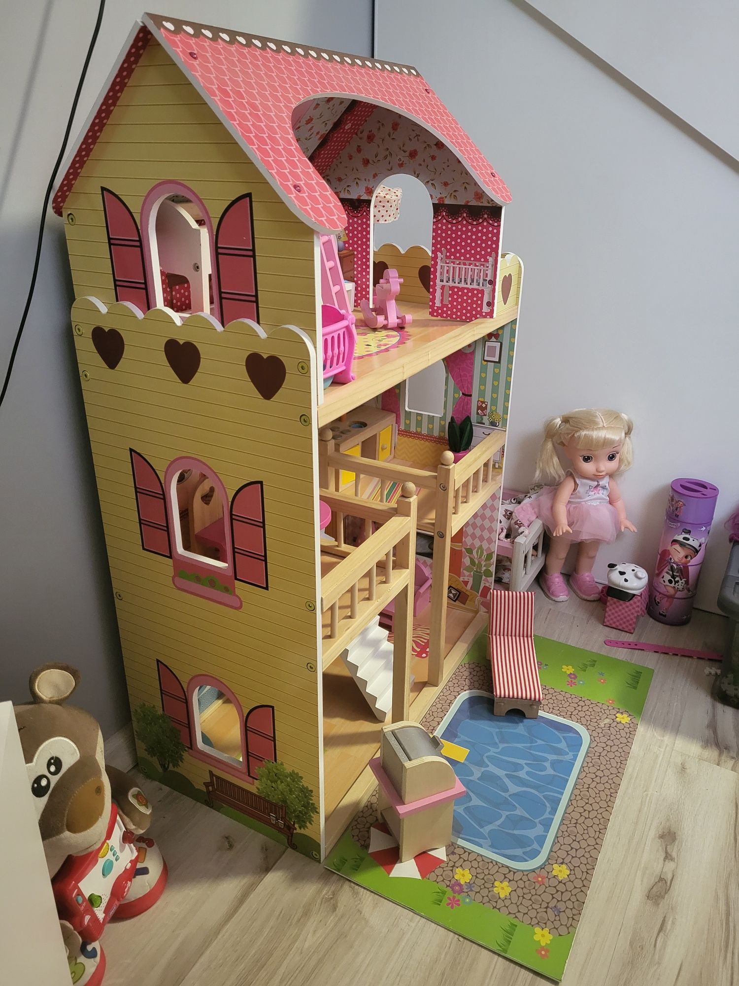 Duży drewniany domek dla lalek