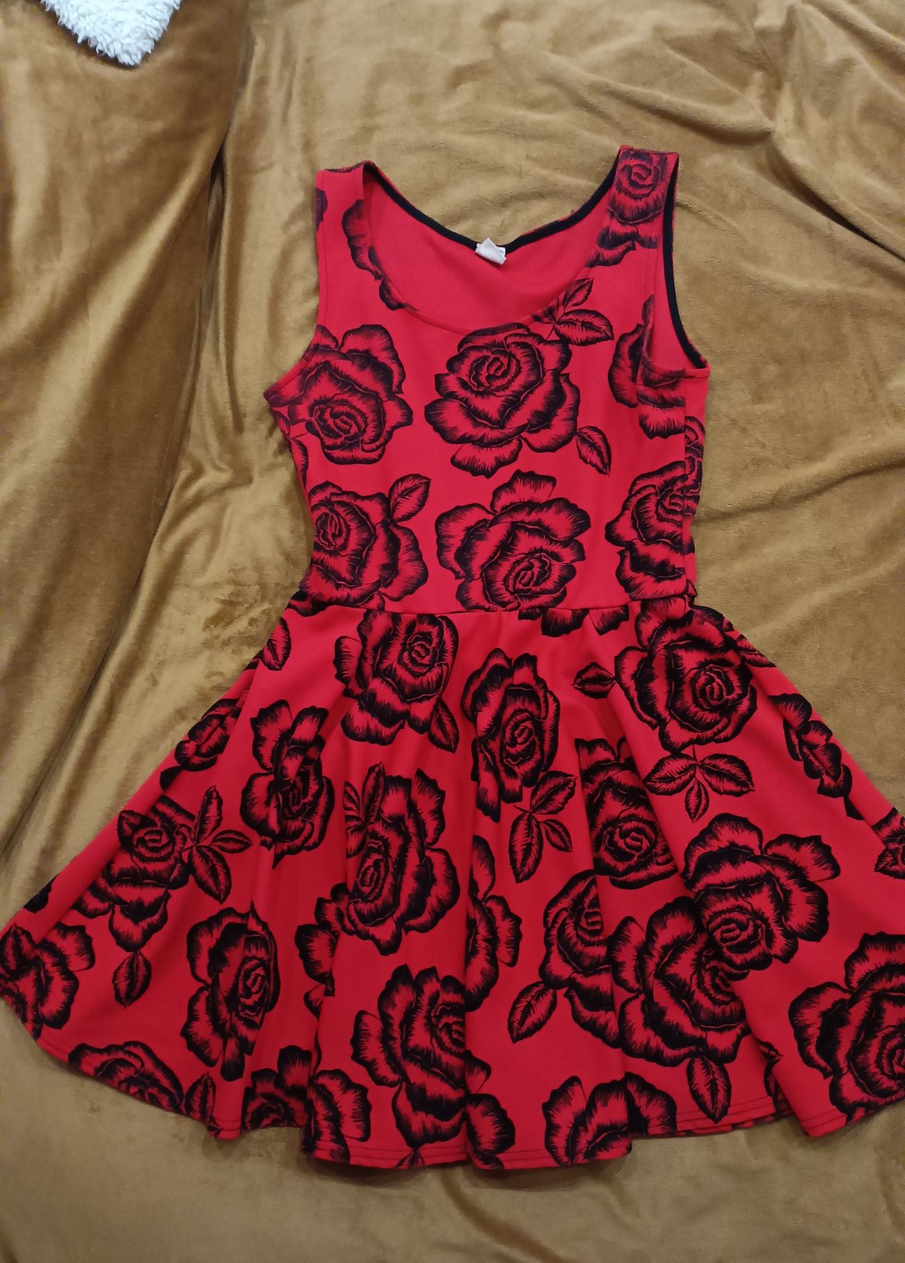 Червоне плаття сукня з чорними розами