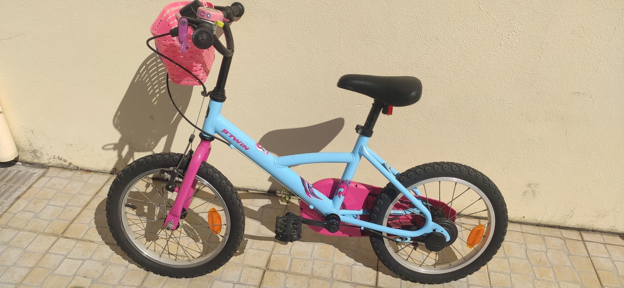 Bicicleta criança menina e trotinete