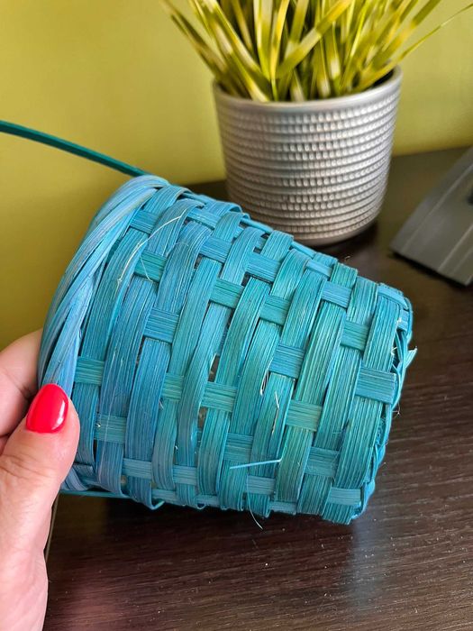 Koszyk w kolorze turkusowym.