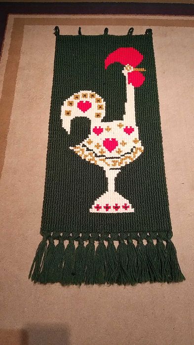 Tapete Vintage Tecido Galo Pendurado na Parede Corações de Portugal