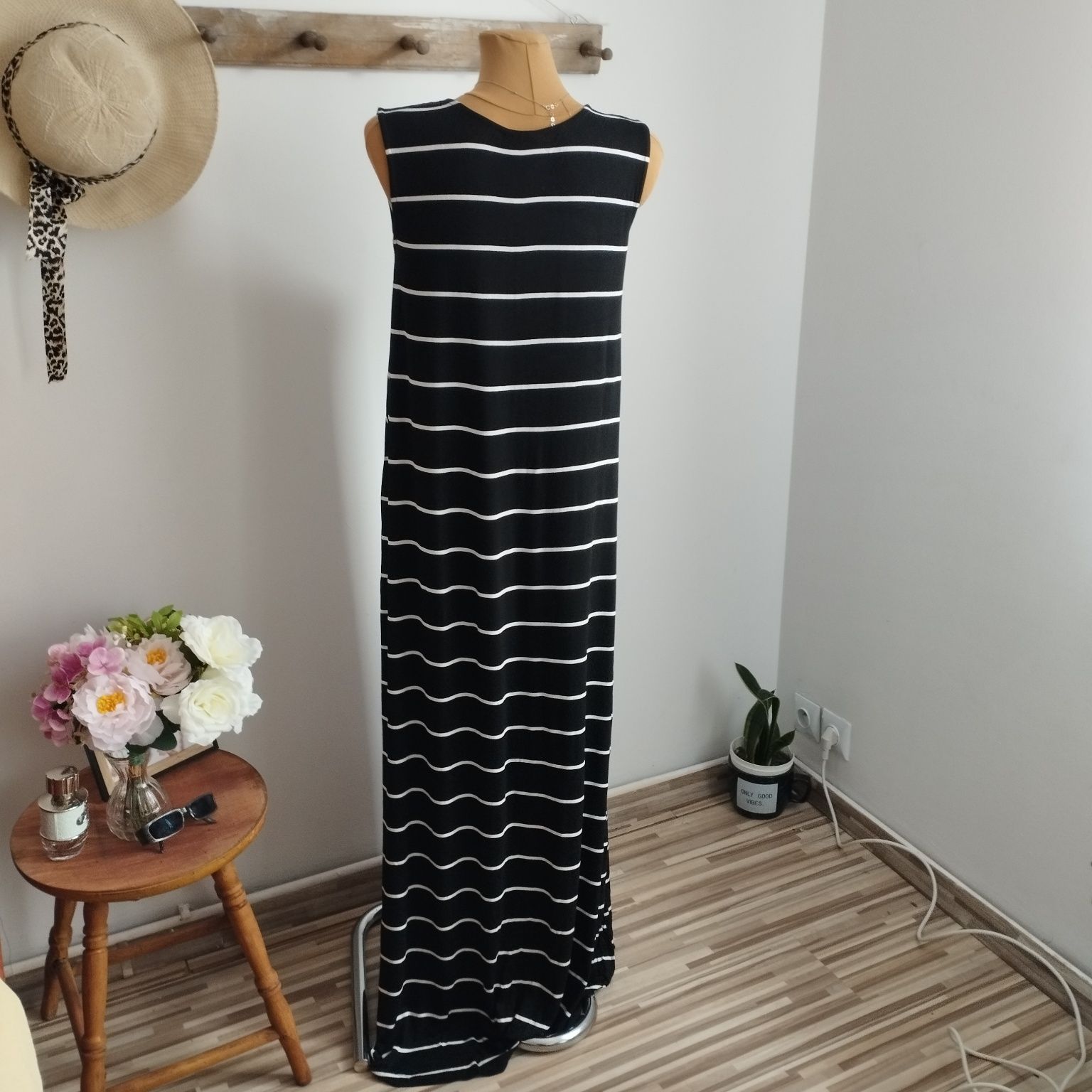 Nowa maxi sukienka Janina w czarno-białe paski, rozmiar 38 (M)