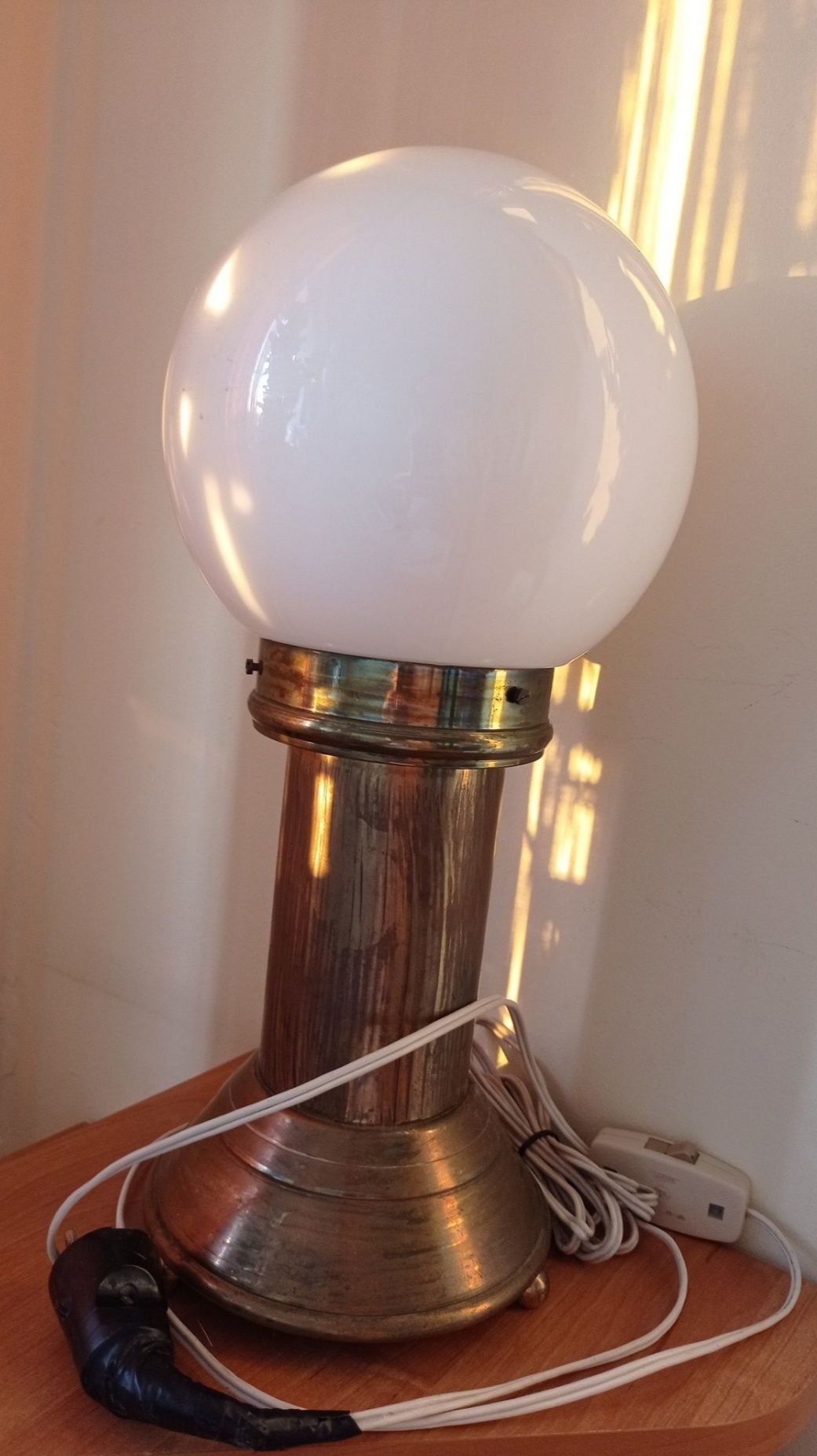 Ciężka.mosiezna lampa z kloszem w kształcie kuli
