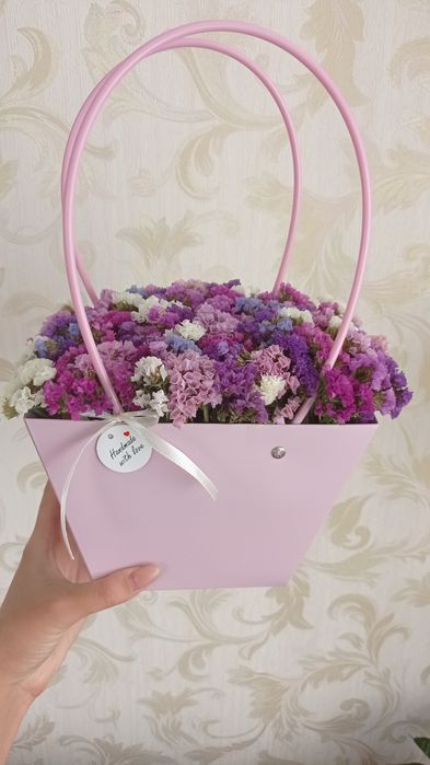 Квіткова композиція із сухоцвітів у подарунковому кошику