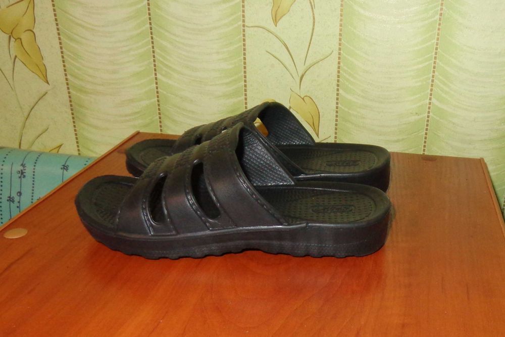 новые тапочки  шлёпанцы