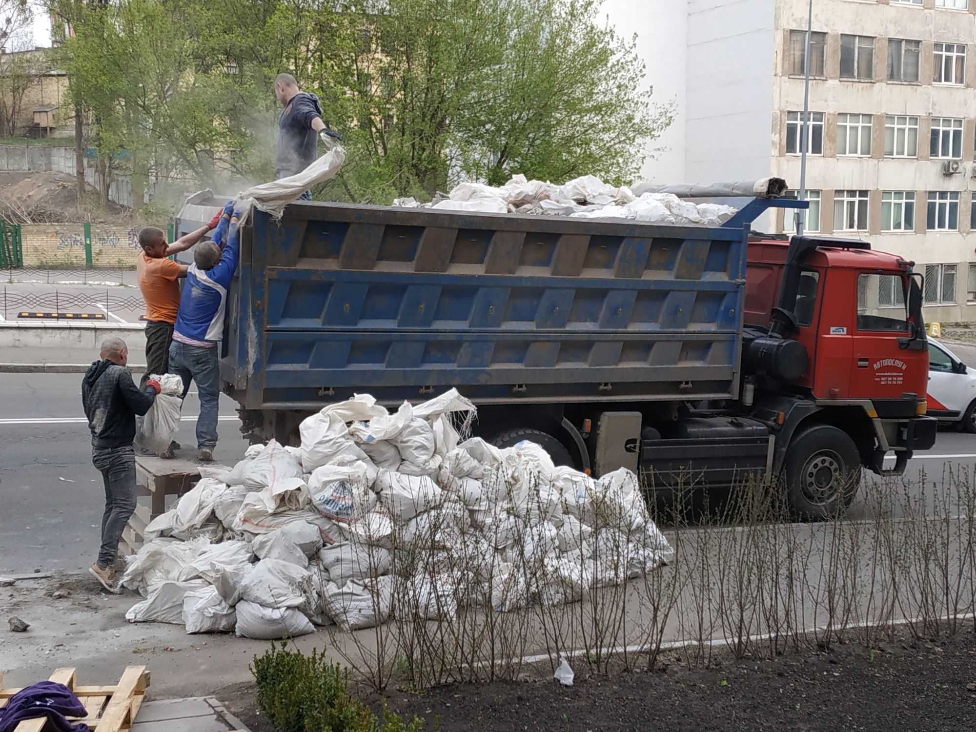 Вивіз будівельного сміття, гілля дерев.