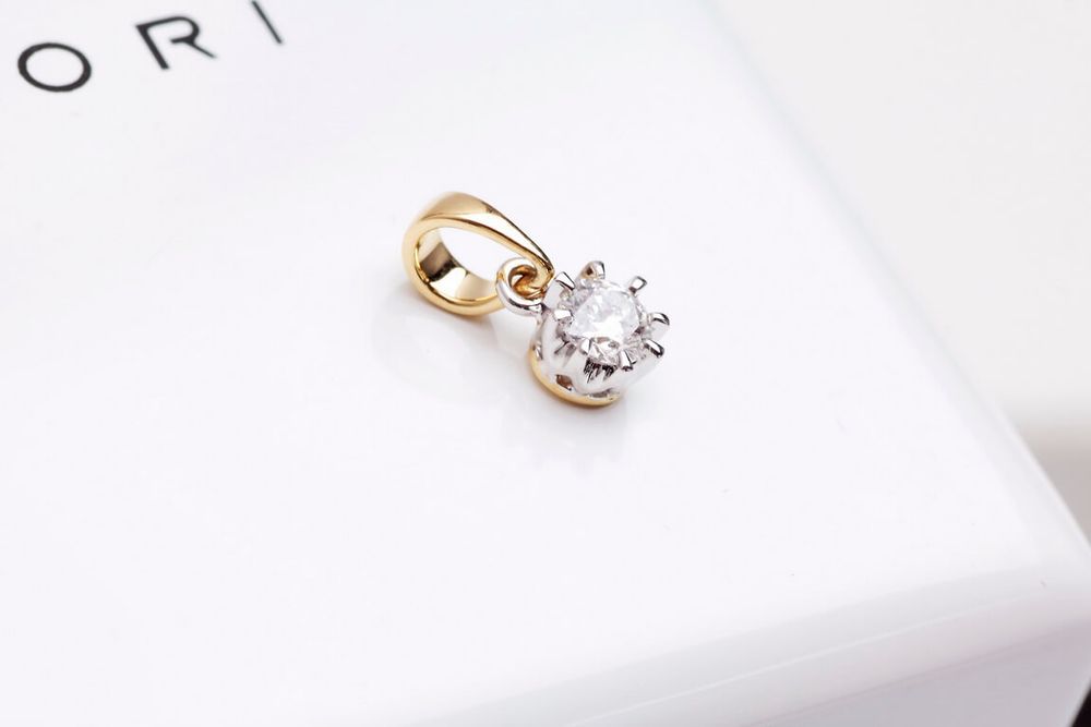 Złoty wisiorek Staviori z diamentem