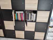 2 estantes em cubos