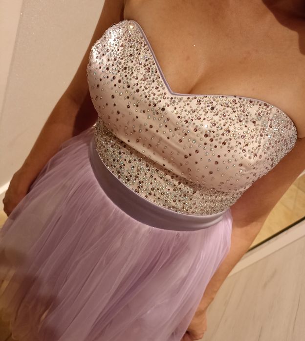 Liliowa sukienka z tiulem