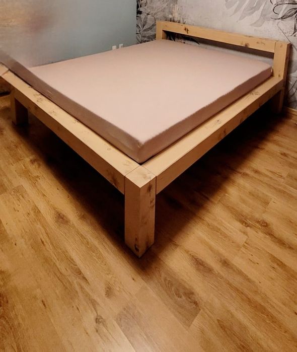 Łóżko drewniane (rama bez stelaża i materaca)