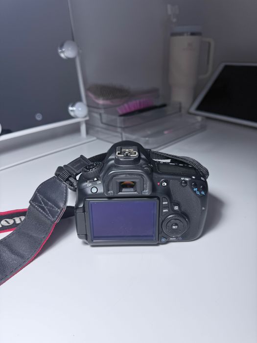 Canon EOS 60D + Lente 18-135mm IS STM, Bolsa e Bateria Extra