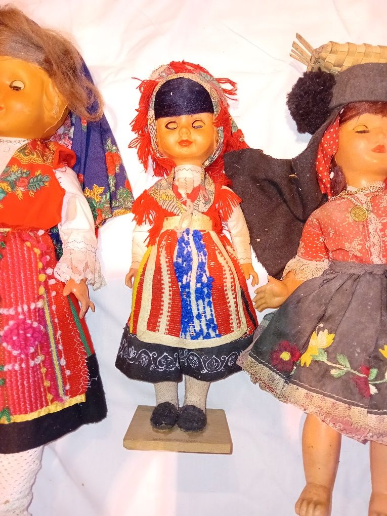 Conjunto de 3 Bonecas em Trajes