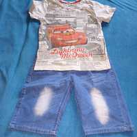 Koszulka z autkami i krótkie dżinsowe spodenki