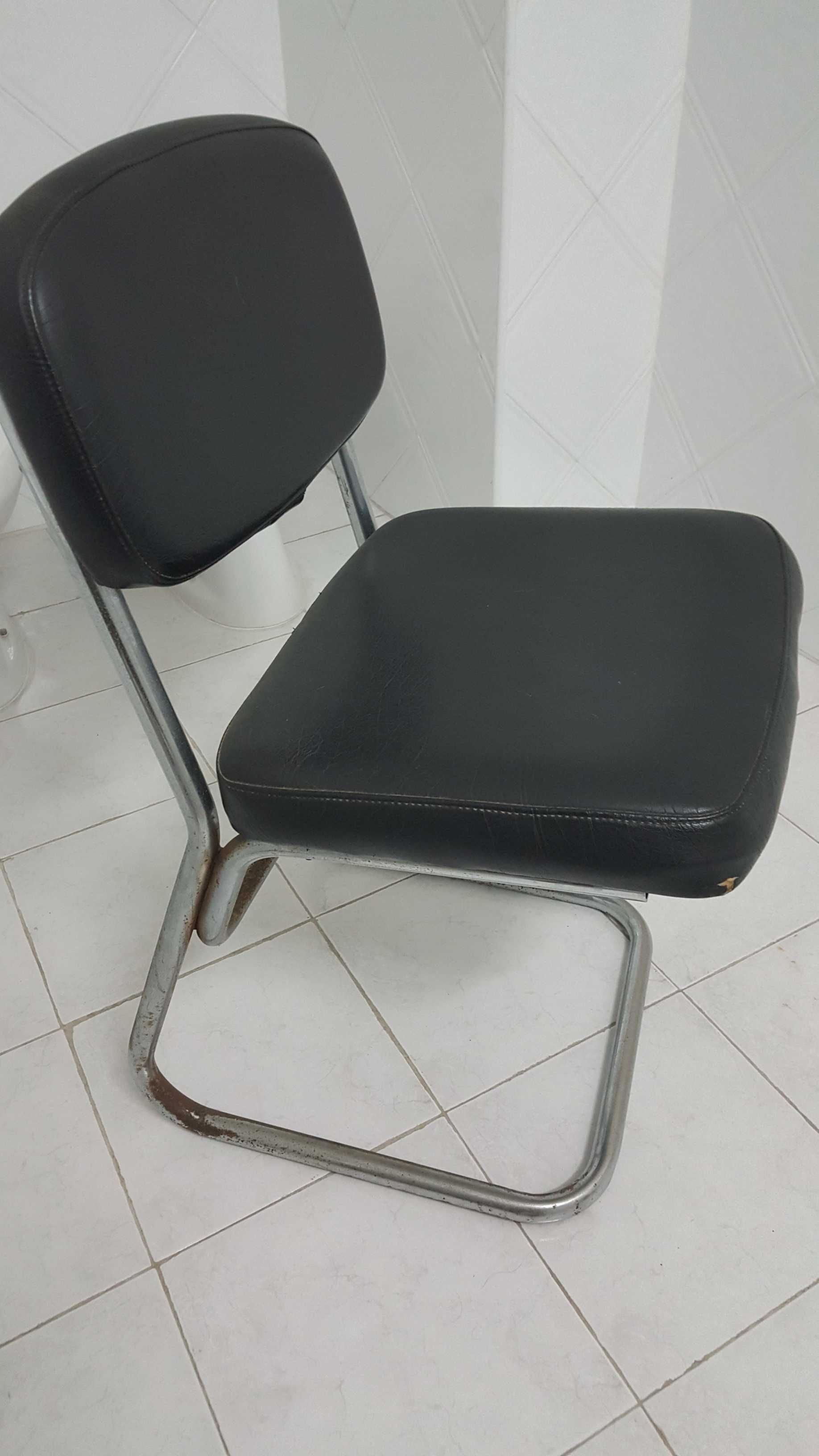 Cadeira de ferro em napa preta