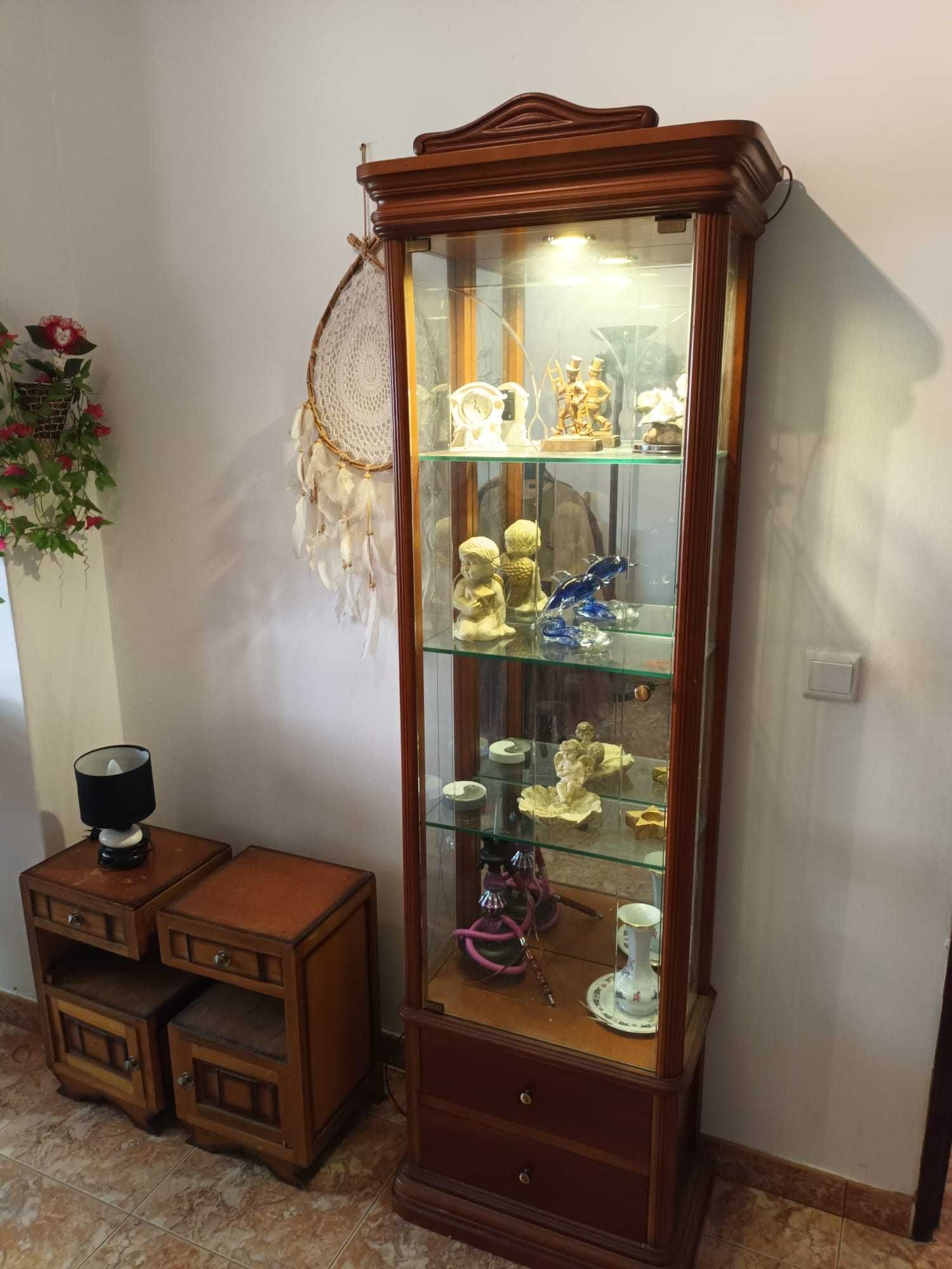 Vitrine com iluminação em raiz de madeira de mogno