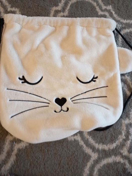 biały worek na ubrania.