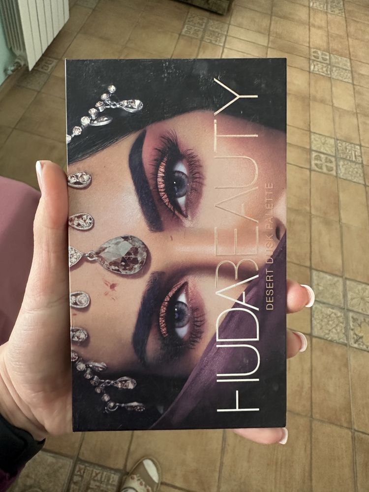 Палетка тінів Huda beauty