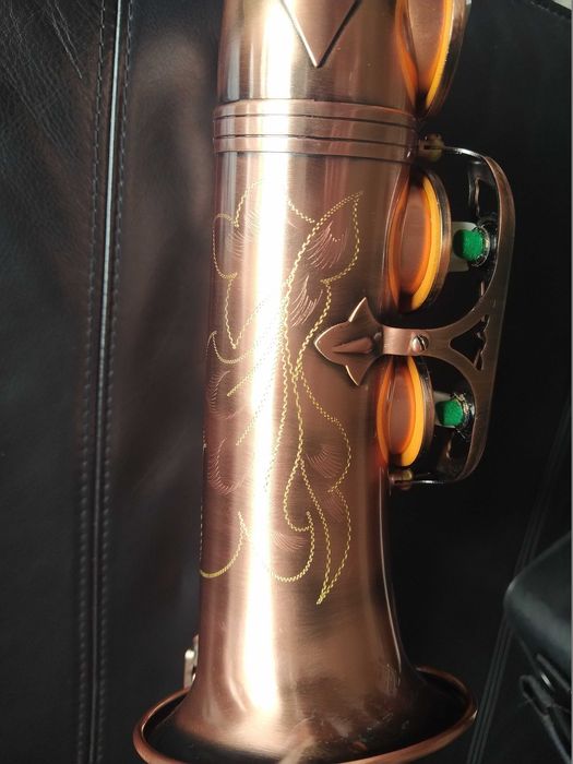 Saxofone alto em bronze vermelho. Novo em embalagem