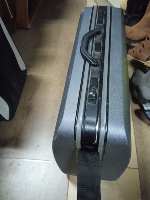 Продам чемодан на двух колесах с накладной ручкой